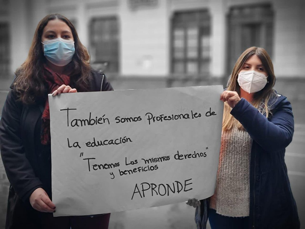 ¡Exigimos restitución de beneficios y mejores condiciones laborales! ¡Arriba quienes luchan! <a href="/educastgo/">DEM Santiago</a> <a href="/DafneConchaF/">Dafne Concha Ferrando 🇨🇱 #PalestinaLibre</a> <a href="/Muni_Stgo/">Santiago</a> <a href="/IraciHassler/">Irací Hassler Jacob</a> <a href="/rosarioxstgo/">Rosario Carvajal por Santiago</a> <a href="/Afesa4/">Afesa Stgo</a>