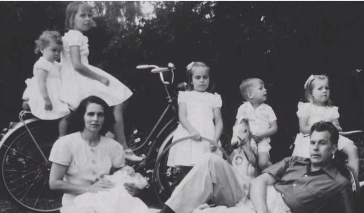 Hoy es el "Día del Arquitecto Argentino". ¿Y las arquitectas? (La de la foto es Delfina Gálvez de Williams, el "de" es por Amancio; compartían proyectos pero el conocido es él).  (Abro 🧵)