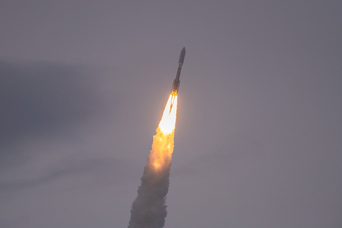 SLDelta45's tweet image. There is no better way to head into the holiday than with a successful @SpaceForceDoD launch! Congrats to SLD 45 &amp;amp; @ulalaunch  on this evening&apos;s successful USSF-12 launch.Thank you so much to all those who work to ensure we #SetThePaceForSpace from the Eastern Range &amp;amp; AATS.