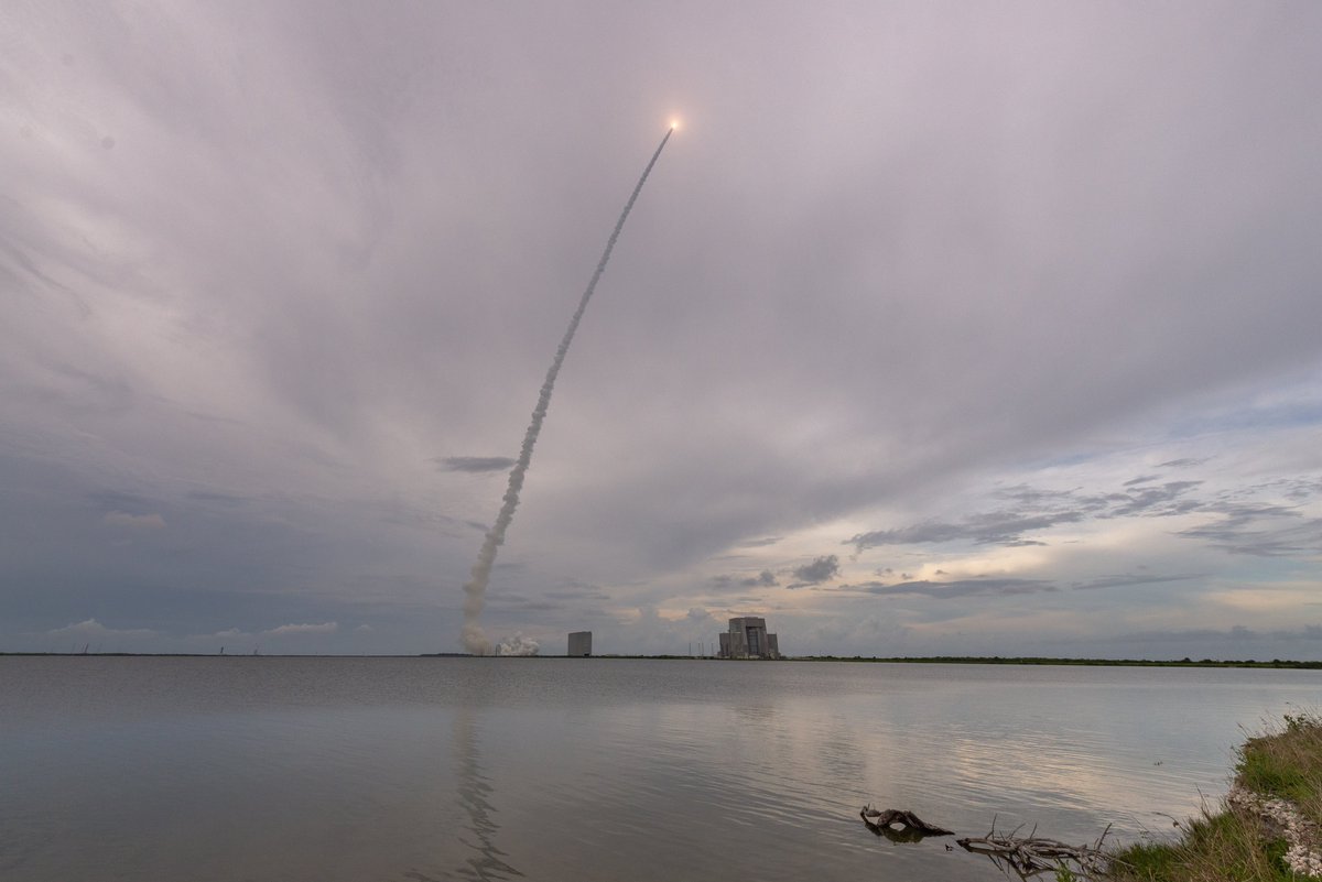 SLDelta45's tweet image. There is no better way to head into the holiday than with a successful @SpaceForceDoD launch! Congrats to SLD 45 &amp;amp; @ulalaunch  on this evening&apos;s successful USSF-12 launch.Thank you so much to all those who work to ensure we #SetThePaceForSpace from the Eastern Range &amp;amp; AATS.
