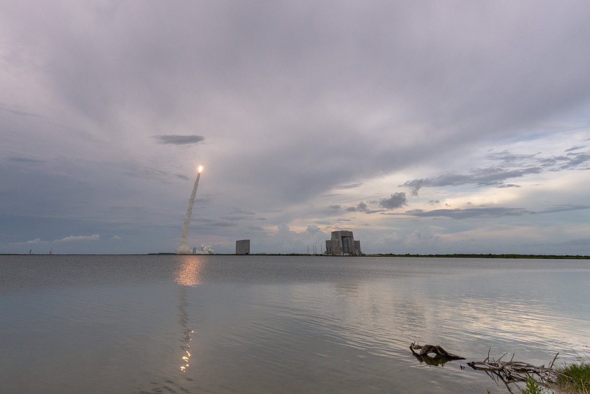 SLDelta45's tweet image. There is no better way to head into the holiday than with a successful @SpaceForceDoD launch! Congrats to SLD 45 &amp;amp; @ulalaunch  on this evening&apos;s successful USSF-12 launch.Thank you so much to all those who work to ensure we #SetThePaceForSpace from the Eastern Range &amp;amp; AATS.