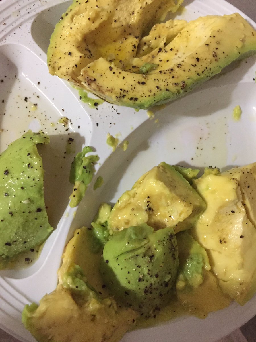 bcsarmiento's tweet photo. Cada cual sobrevive como puede..... yo.... bueno... Gracias Dios por los aguacates!!!!! 🤭🤭🤭🤣🤣🤣🤣🤣
Aún puedo aguantar un día más de #avocado pero ya pal domingo no los quiero ver!!!
#nohables #noterías #nadacaliente #nococines #nomejodancarajo 🤭🤭🤭😁😁😁 https://t.co/qxQU7hT431