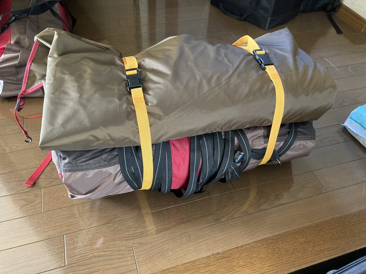 86PRADOcom's tweet photo. 【テント乾燥&amp;畳み】

テントをきちんと乾かして、汚れを落として、理想の形で畳むまでがキャンプ。

あースッキリした。

#テントメンテナンス
#ランドロック
#スノーピーク
#snowpeak
#テント乾燥
#テントを畳むまでがキャンプ https://t.co/pDP0iQwh4u