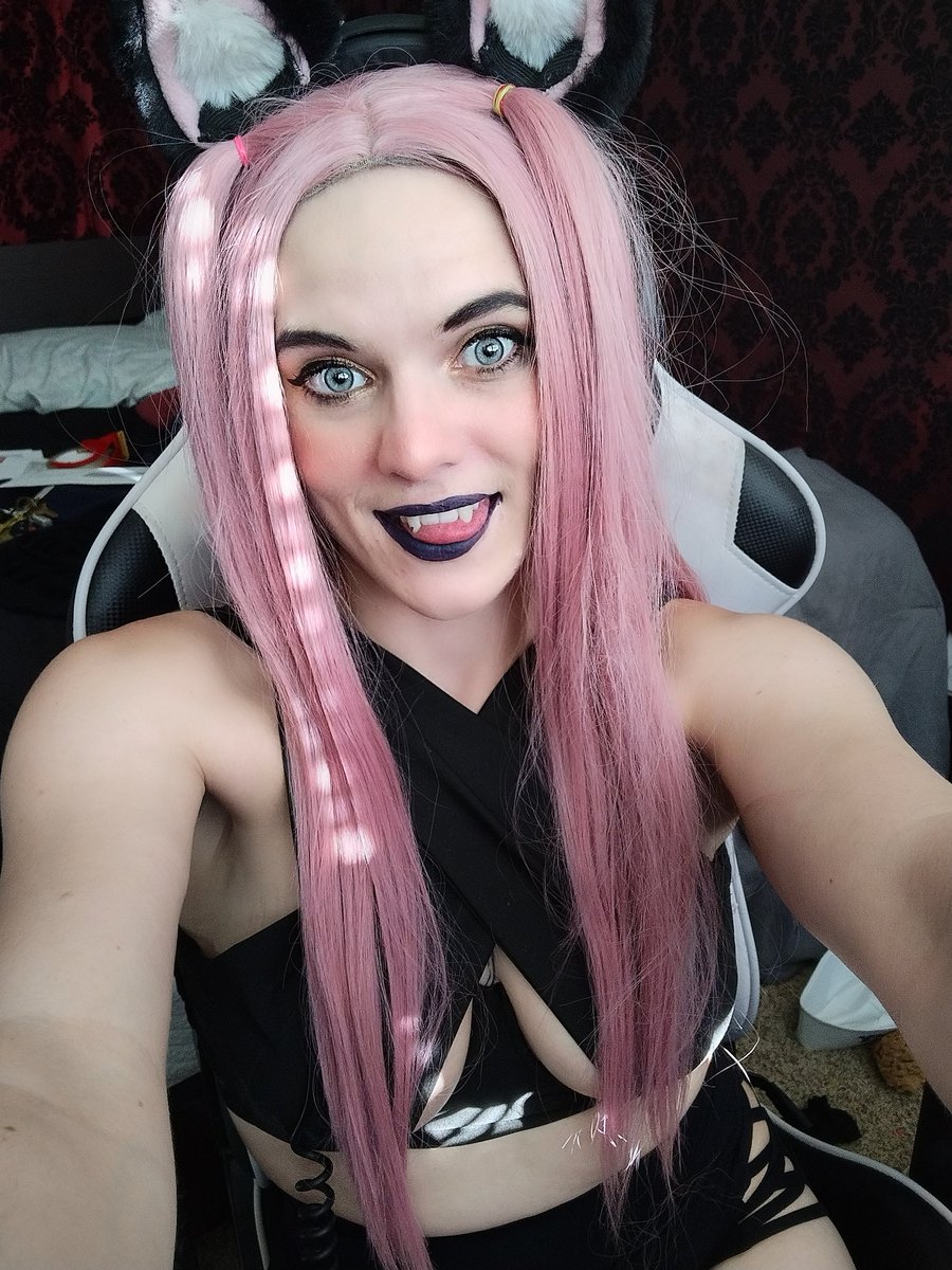 UwU! Live now!! twitch.tv/lydiaornot