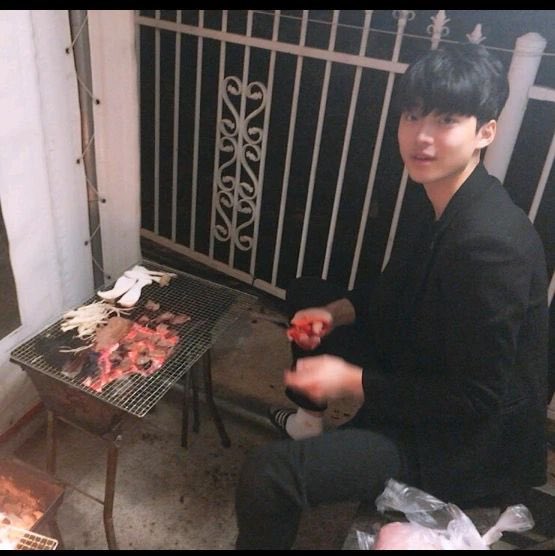 달 tweet media