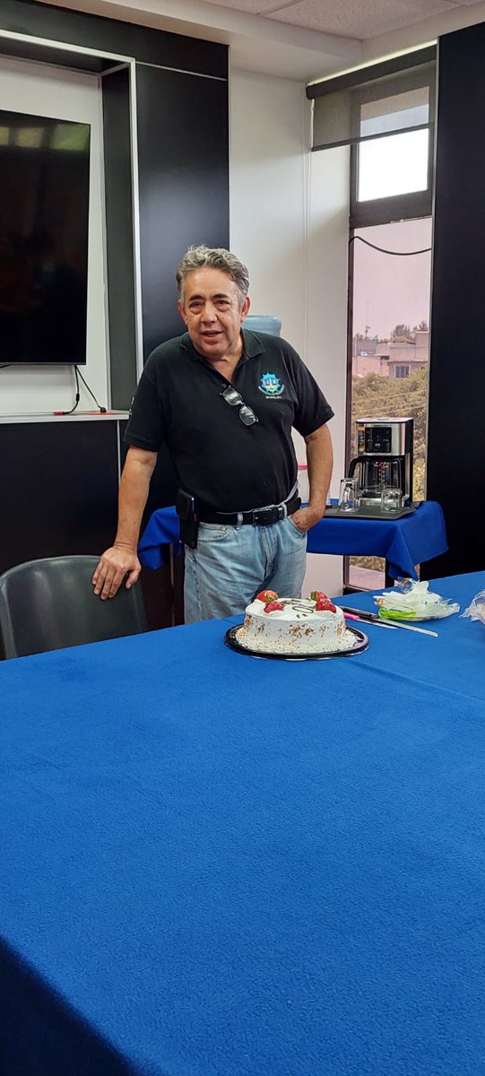 ITIztapalapa3's tweet photo. #Orgulloi3 | Felicitamos al Ing. Pedro Ancheyta Bringas de la carrera de ingeniería civil, por haber cumplido 40 años de servicio en el sistema tecnológico, es un honor tenerlo en nuestro equipo docente de Iztapalapa III.
#OrgulloTecNM https://t.co/N1SHQBEQAI