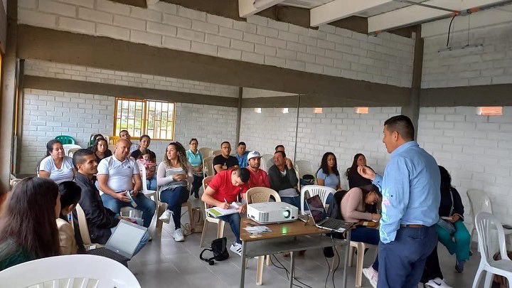 kmiloalca's tweet photo. A través de la @CCManizales se realizó capacitación a los comerciantes del municipio en estrategias de comercio y marketing digital con el fin de fortalecerlos y buscar alternativas comerciales en nuestro territorio. 
#NuestroCompromisoEsConSanJose https://t.co/VnMNICqPs1