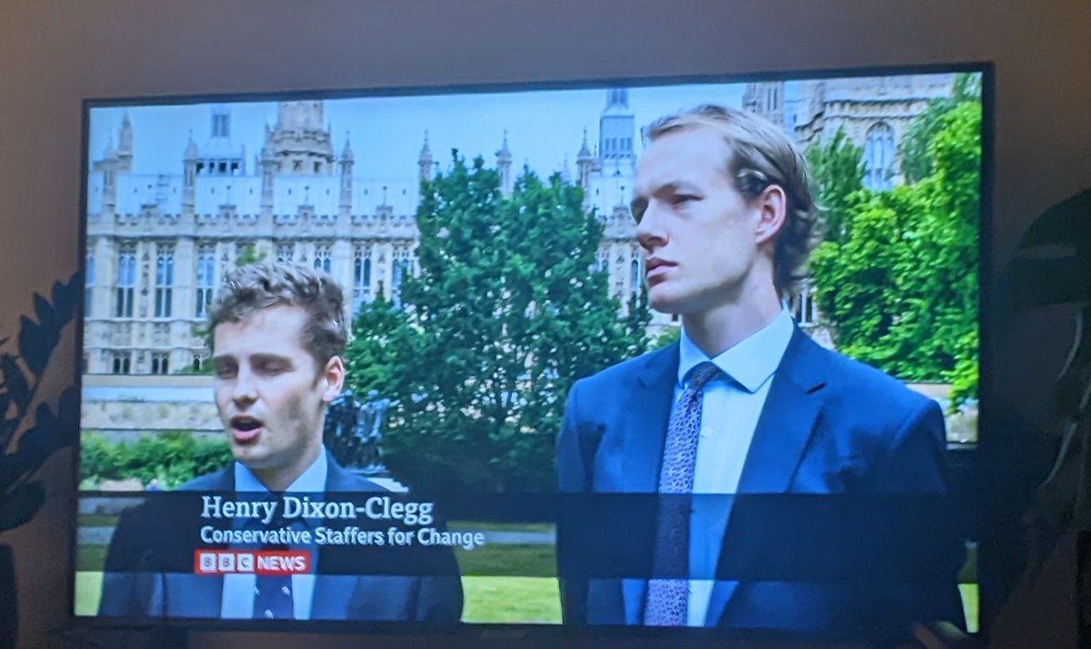 AliceEManning's tweet photo. Do they go to Footlights College? #theyoungones #butitsreal https://t.co/h8QyW9plP2