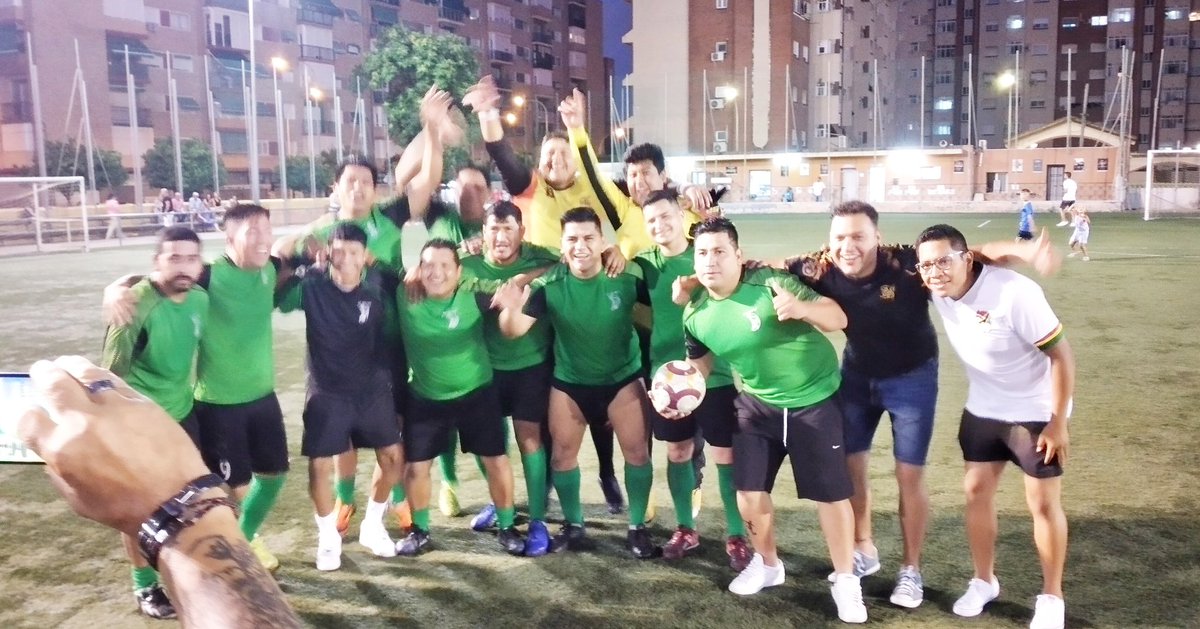 Nuestros espartanos son campeones de toda l liga de aficionados de Cartagena!!! Poniendo nuestro escudo en todo lo alto. Victoria por 1-0. Enhorabuena por su gran temporada!!! 💚💚⚽️