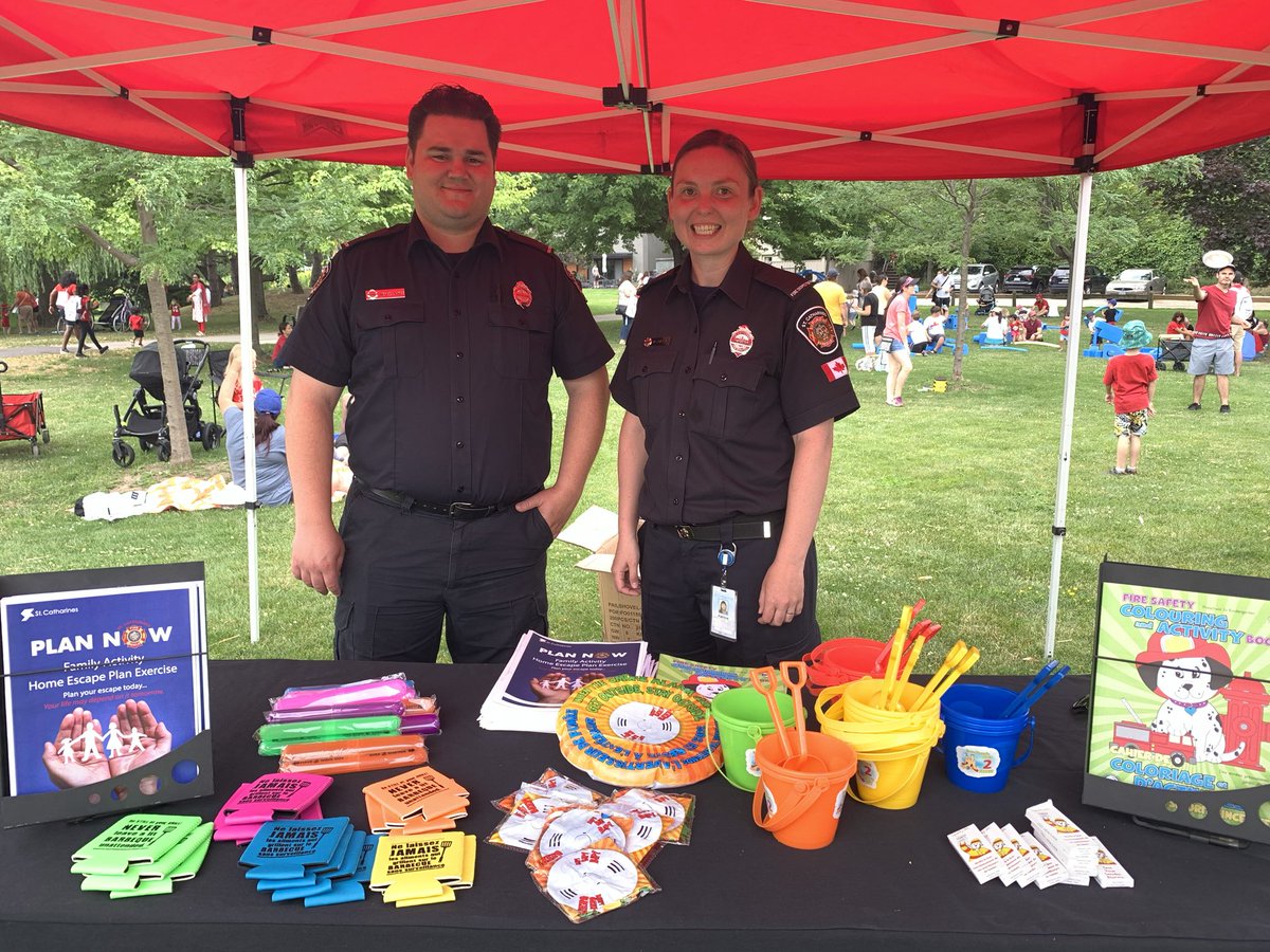 ⁦<a href="/STCFireServices/">St. Catharines Fire Services</a>⁩ Fire Prevention Inspectors Kraft &amp; Lindner were out celebrating Canada Day 🍁 sharing fire safety messages and some fun summer swag at Rennie Park earlier today #FireSafeSTC 🚒