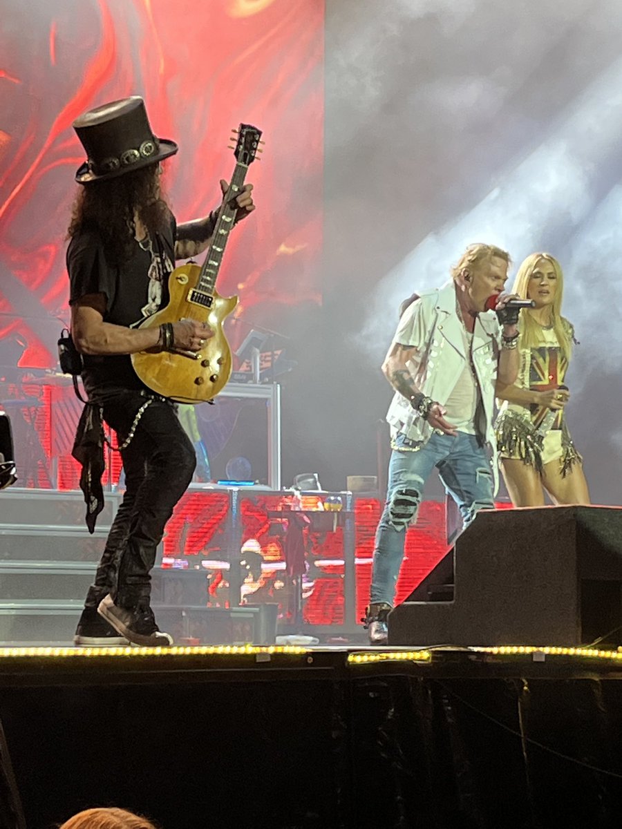 #rocklondon ⁦@gunsnroses⁩ ⁦@Slash⁩ ⁦@SuHolmesMcKagan⁩ ⁦@DuffMcKagan⁩ ⁦@axlrose⁩ #awesome 🤘🤘🎸🎩