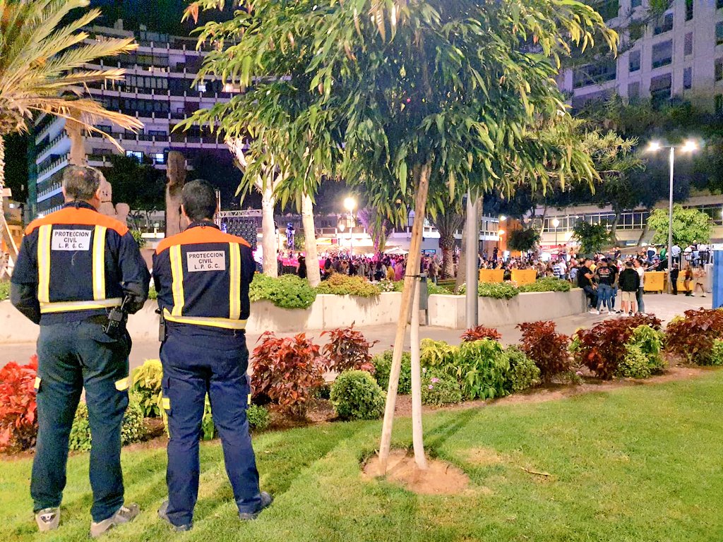 ProteCivilLPA's tweet photo. Continuamos con la Noche de #Carnaval en el parque del Estadio Insular: Tributo a Celia Cruz y Juan Luis Guerra y en la Plaza de España con DJ
Colaboramos en dispositivo preventivo de seguridad y emergencias con @PoliciaLPA @policia y @CruzRojaLP
#CarnavalLPGC
#CarnavalSeguro https://t.co/KoeLCQR7ua