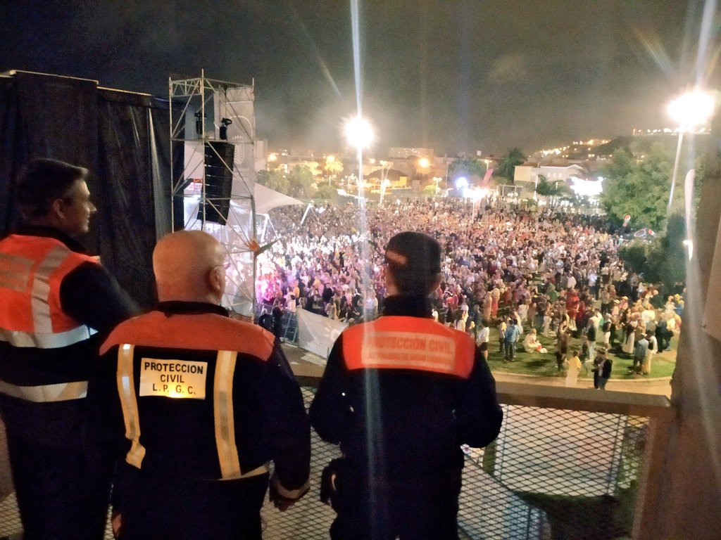 ProteCivilLPA's tweet photo. Continuamos con la Noche de #Carnaval en el parque del Estadio Insular: Tributo a Celia Cruz y Juan Luis Guerra y en la Plaza de España con DJ
Colaboramos en dispositivo preventivo de seguridad y emergencias con @PoliciaLPA @policia y @CruzRojaLP
#CarnavalLPGC
#CarnavalSeguro https://t.co/KoeLCQR7ua