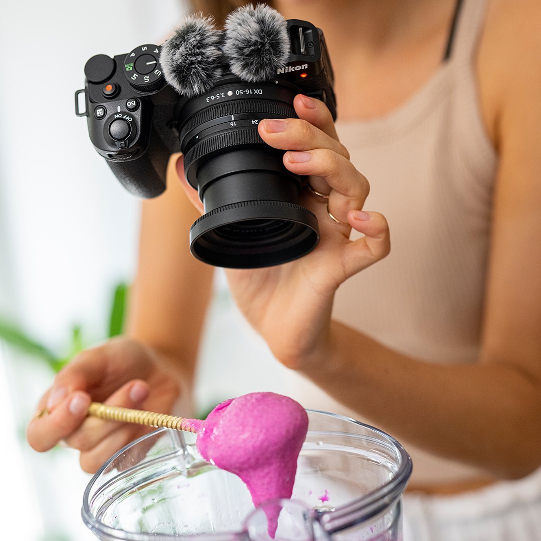 Nikon_Chile's tweet image. Presentamos la nueva #Nikon #Z30.  Video #4K nítido y limpio, pantalla de vlogging frontal abatible, enfoque automático que sigue los ojos, hermosos fondos borrosos, detalles brillantes en condiciones de poca luz y grabación de audio estéreo. ¡La Z 30 es compacta y fácil de usar!