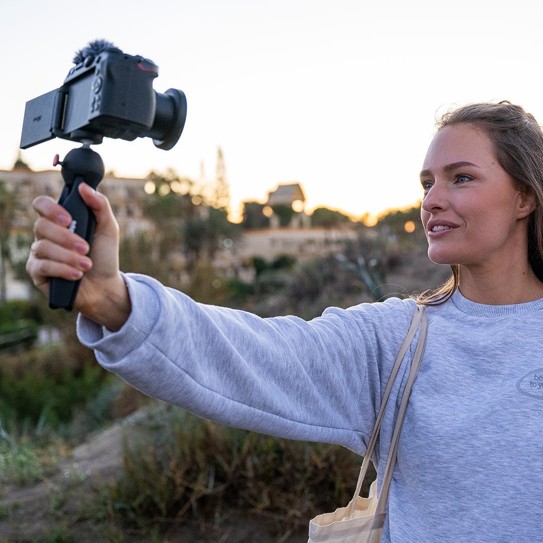 Nikon_Chile's tweet image. Presentamos la nueva #Nikon #Z30.  Video #4K nítido y limpio, pantalla de vlogging frontal abatible, enfoque automático que sigue los ojos, hermosos fondos borrosos, detalles brillantes en condiciones de poca luz y grabación de audio estéreo. ¡La Z 30 es compacta y fácil de usar!