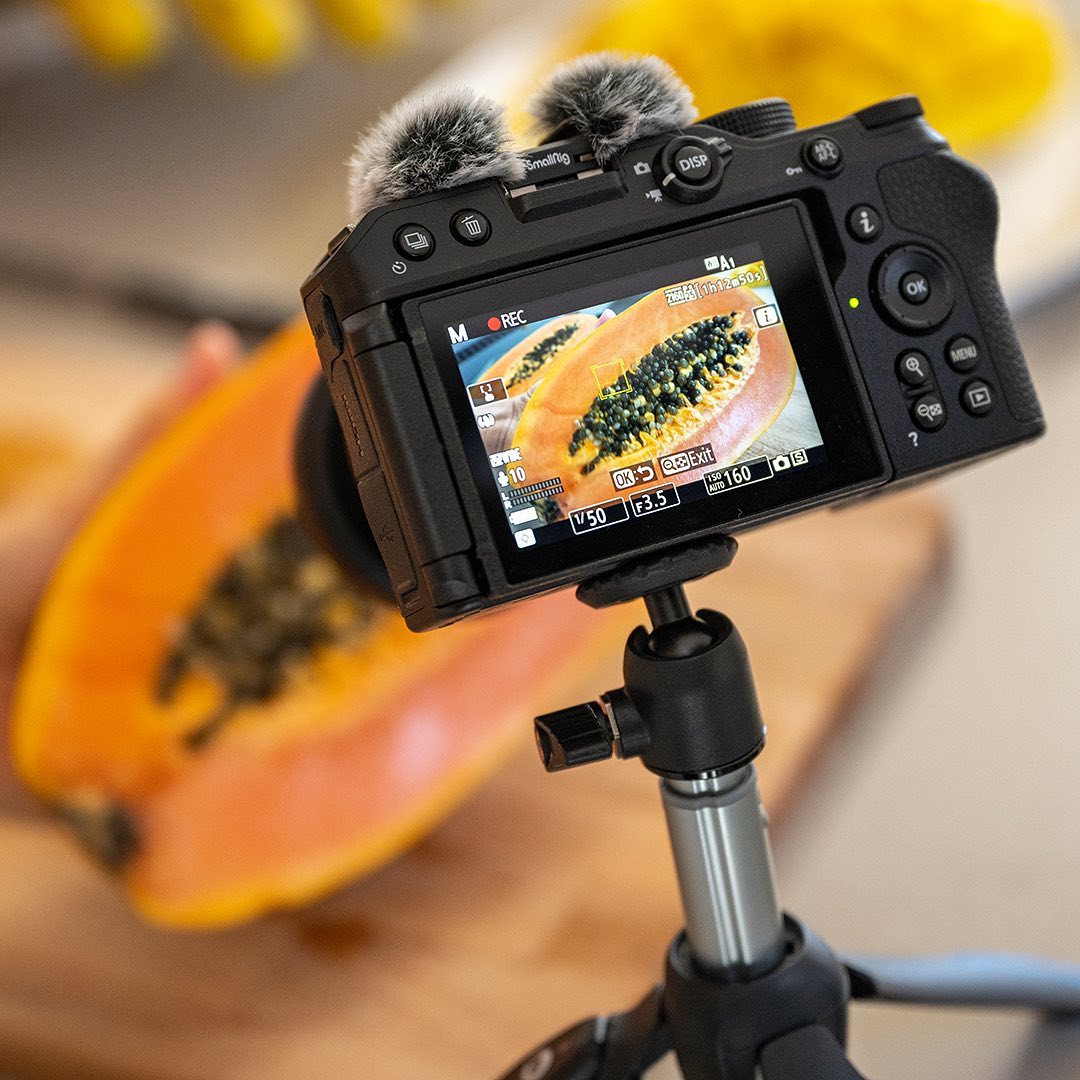 Nikon_Chile's tweet image. Presentamos la nueva #Nikon #Z30.  Video #4K nítido y limpio, pantalla de vlogging frontal abatible, enfoque automático que sigue los ojos, hermosos fondos borrosos, detalles brillantes en condiciones de poca luz y grabación de audio estéreo. ¡La Z 30 es compacta y fácil de usar!