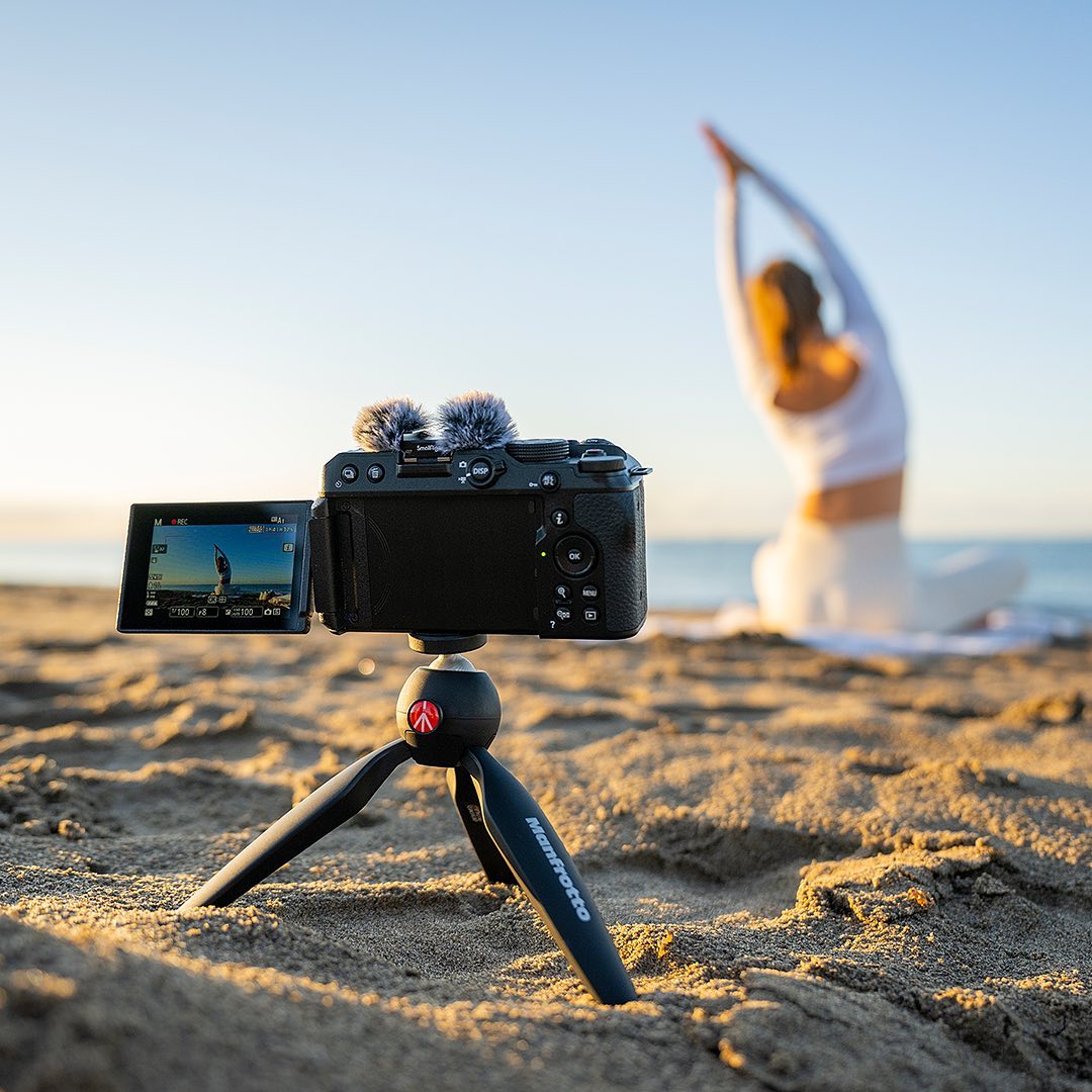 Nikon_Chile's tweet image. Presentamos la nueva #Nikon #Z30.  Video #4K nítido y limpio, pantalla de vlogging frontal abatible, enfoque automático que sigue los ojos, hermosos fondos borrosos, detalles brillantes en condiciones de poca luz y grabación de audio estéreo. ¡La Z 30 es compacta y fácil de usar!