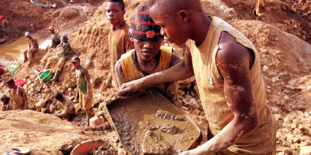 L'Ouganda a découvert un gisement d'or d'une valeur de plus de 12 000 milliards de dollars. Soit l'un des plus important au monde.

Devinez à qui ça va profiter...