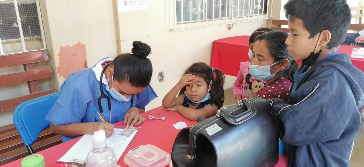 UM_oaxaca's tweet photo. Nos mantenemos unidos con nuestros paisanos del estado de Oaxaca y en esta
ocasión con las familias del municipio de San Agustín de las Juntas, al otorgar un total
de 325 servicios gratuitos de salud y actualización de actas de nacimiento.
Juntos #Creamos #Constuimos #Crecemos. https://t.co/HraM7OuUfa