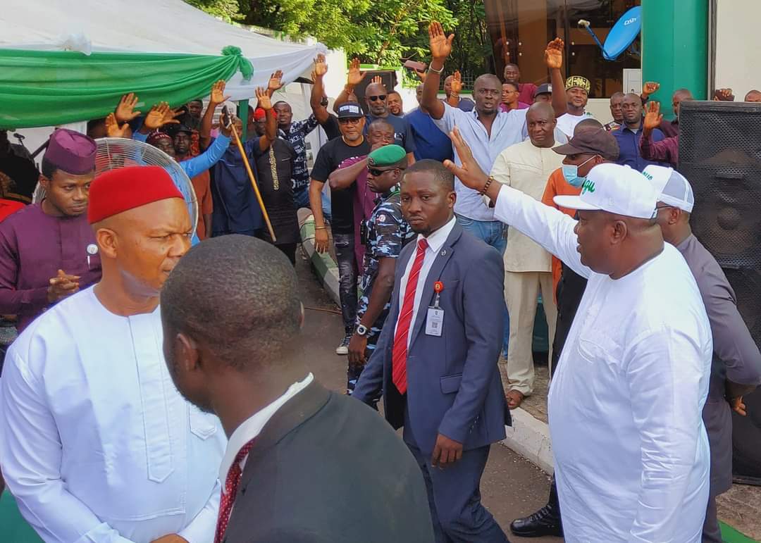 GovUgwuanyiNews's tweet photo. #Nkanu East LGA pays #Governor Ifeanyi #Ugwuanyi Thank-you visit for emergence of Mbah as PDP #Enugu guber candidate
*Bestows Sonship on governor
*Gratitude is not enough to express our heartfelt appreciation – #Mbah
*It’s prayer answered – Ugwuanyi
https://t.co/evGObPsBAD https://t.co/3h7eDYTsvC