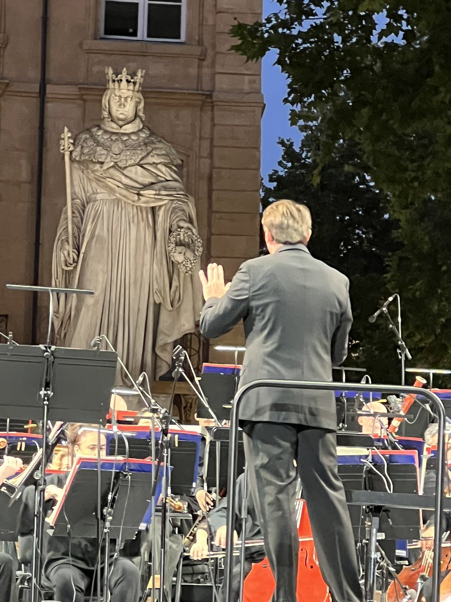 ElisabethHuard's tweet photo. L’art est dans la rue et Rossini nous enchante. #laparade #aixenprovence https://t.co/izUfoNjnQY