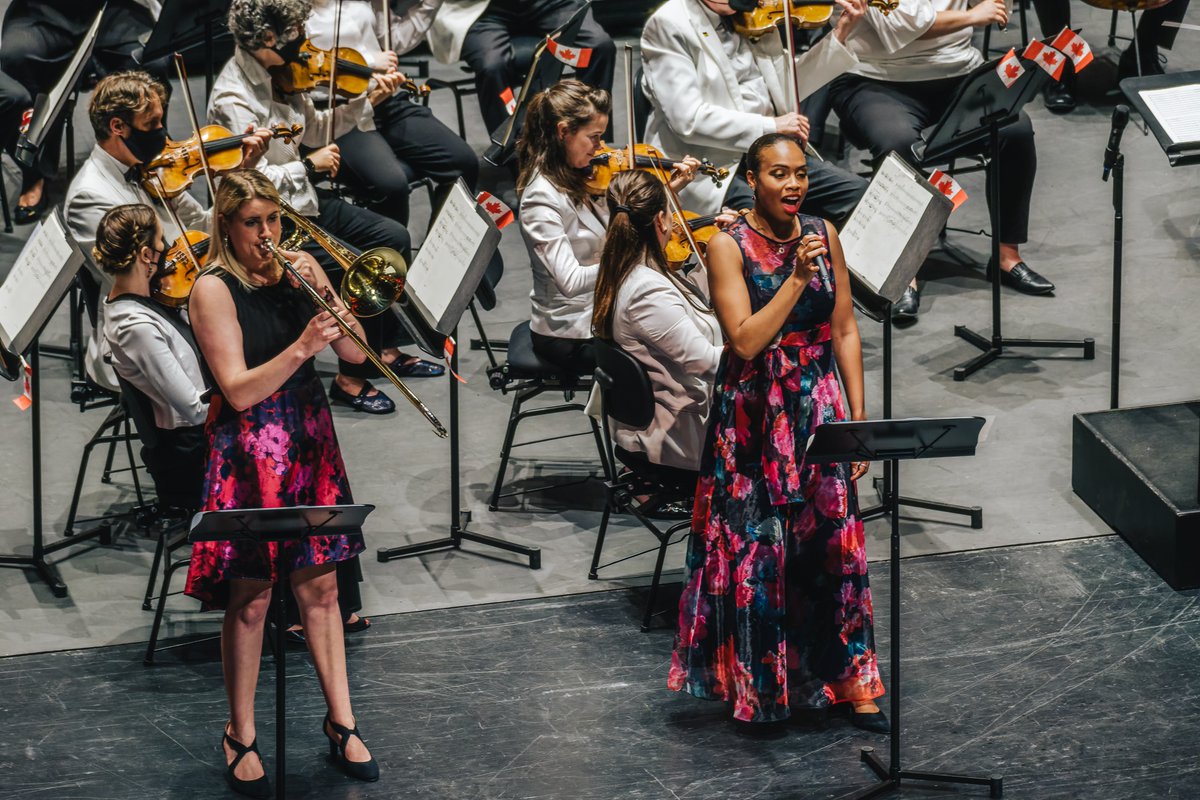 NACOrchCNA's tweet photo. ✨ L'animateur @YaoMusique, l’extraordinaire soprano @jesills et la tromboniste @HillarySimms qui ont interprété des œuvres de célèbres compositeur.trice.s du #Canada comme Violet Archer, John Estacio, @WijeratneWorks et Oscar Peterson.

📸 Curtis Perry | #NACOrchCNA https://t.co/PucMg8Dd6A