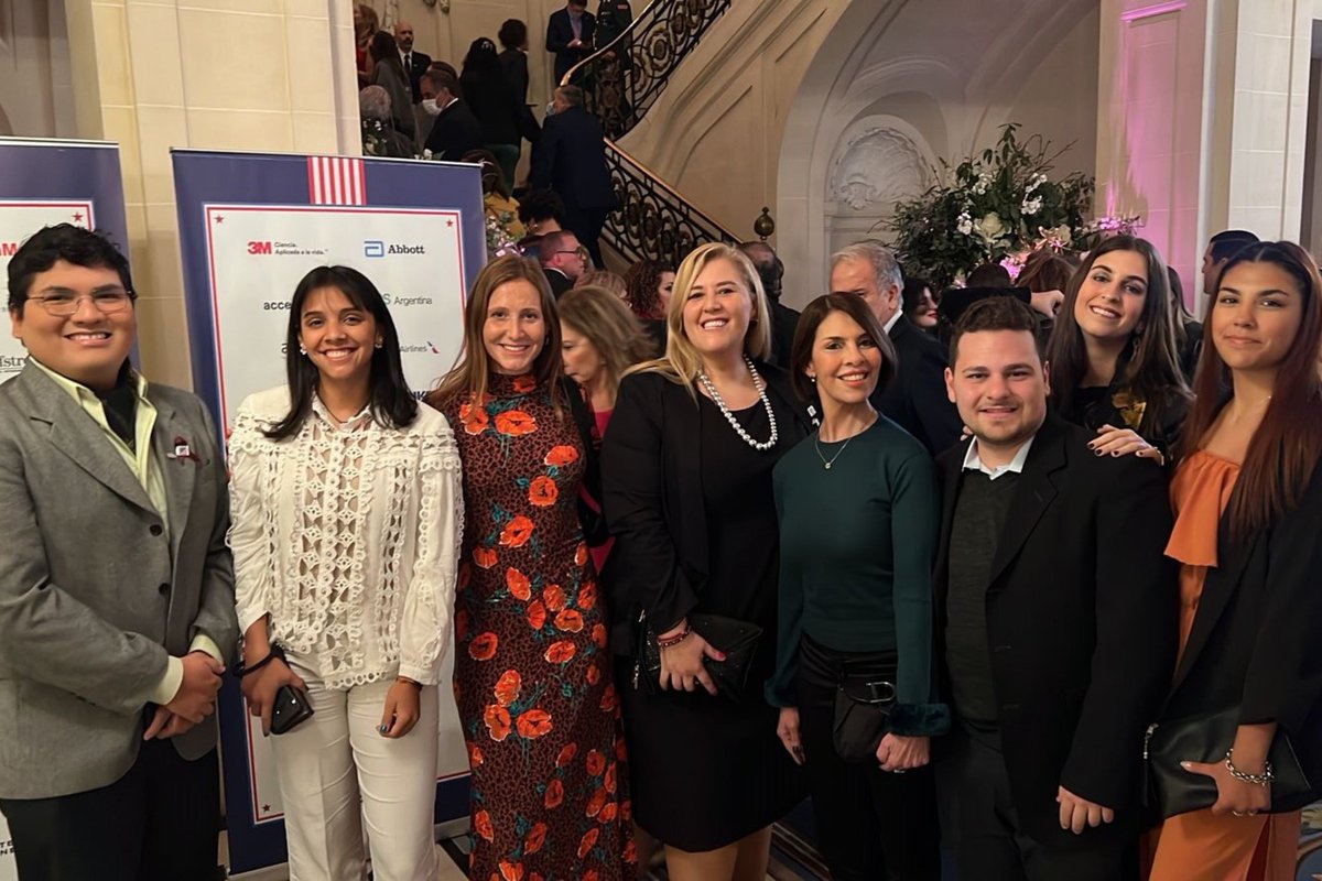 isicana's tweet photo. #FelizcumpleUSA 🇺🇸🎉
Ayer, miembros de nuestro #TeamISICANA participaron de la celebración 246° por el aniversario de la Independencia de los Estados Unidos en el Palacio Bosch, invitados por el embajador @USAmbassadorARG https://t.co/U1P8Yl3EDW
