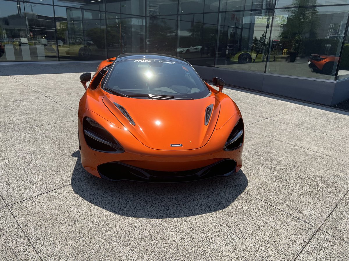 MobileFuundi's tweet image. This slick &amp;amp; unique car was manufactured by McLaren auto technology company in England. 

The selling price per car is $450K Canadian. Only inherited or Silicon Valley boys can afford it. #Kasheekee #416 #Toronto #
For more info. 📞 2009 #Hargeisa