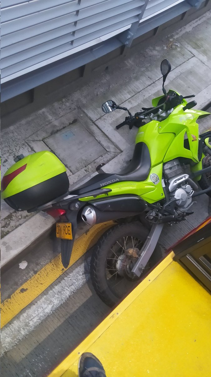 Pedimos a la alcaldesa <a href="/ClaudiaLopez/">Claudia López Hernández</a> que realice un decreto para que la <a href="/PoliciaBogota/">Policía Metropolitana de Bogotá</a> no estacione motociclista en la vía de <a href="/TransMilenio/">TransMilenio</a> 🚊esto hechos ocasiona lo siguiente en la Ciudad de <a href="/Bogota/">Alcaldía de Bogotá</a>