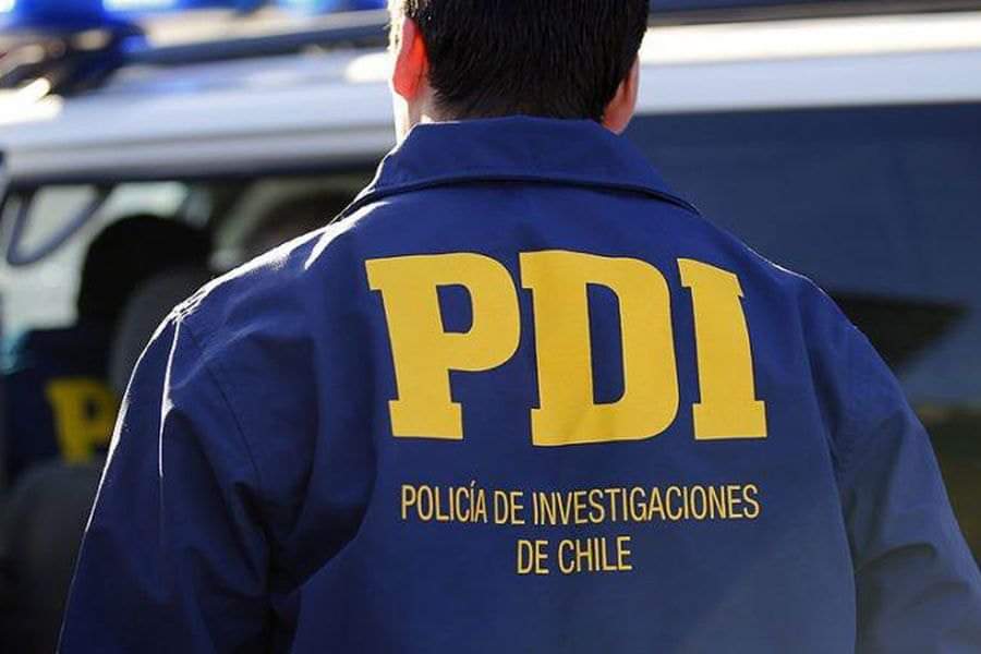 NoticiasValpoEx's tweet photo. 🔴 NVEinforma
#POLICAL #PDI #VALPARAÍSO
Detectives de la Brigada de Homicidios Valparaíso detuvieron al autor de los disparos en contra de una vivienda en Playa Ancha, proyectiles lesionó gravemente en la cabeza a una niña de 3 años de edad....https://t.co/3exKOE734N https://t.co/mzD6bNv1j8