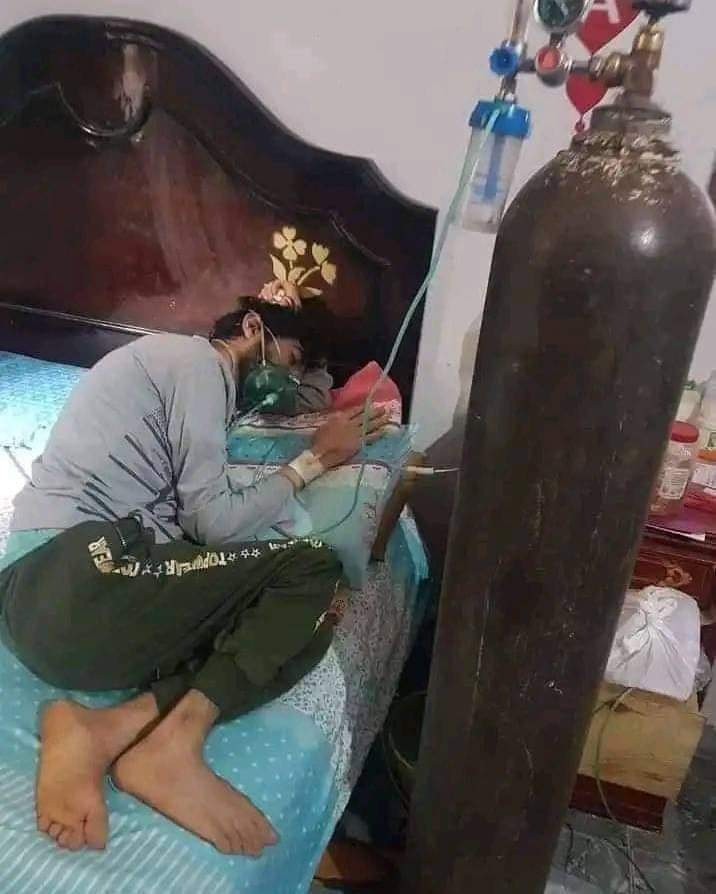 إتكلموا عن أدهم البرعي .
- أدهم ٢٣ سنه  عندة فشل في الرئه ومحتاج زرع رئه.
- أدهم بقاله ٤ سنين عايش ع الاكسجين ولو إتفصل عنه يموت.
- ادهم محبوس في أوضته بقاله ٤ سنين مشفش الشمس.
- ادهم مبيعرفش لا ياكل ولا ينام ، لانه لو أكل المعدة بتسحب أكسجين أكتر لهضم الاكل, تخيل كدا إحساسه