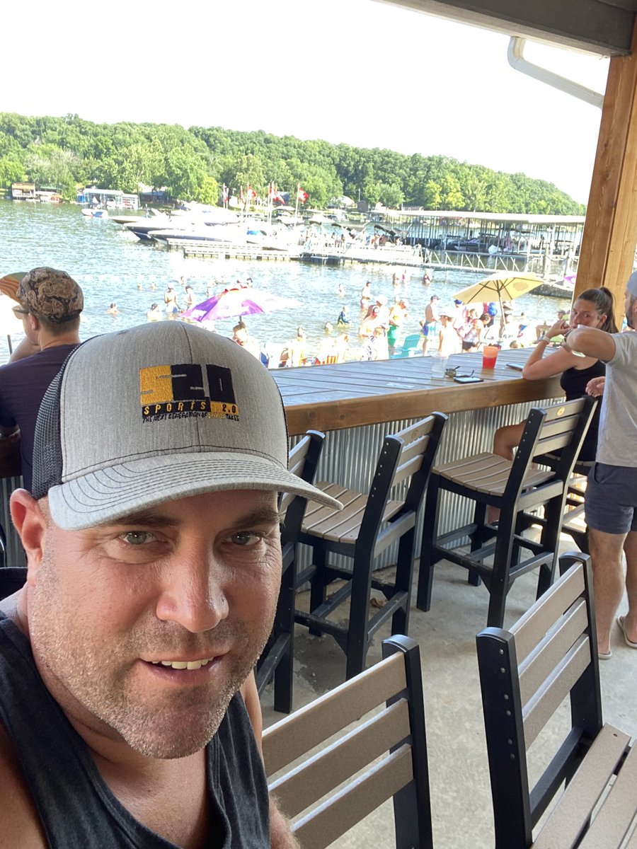 RyanKnuppel's tweet photo. Cheers! #ozarks #sports20 https://t.co/8LRRePImlV