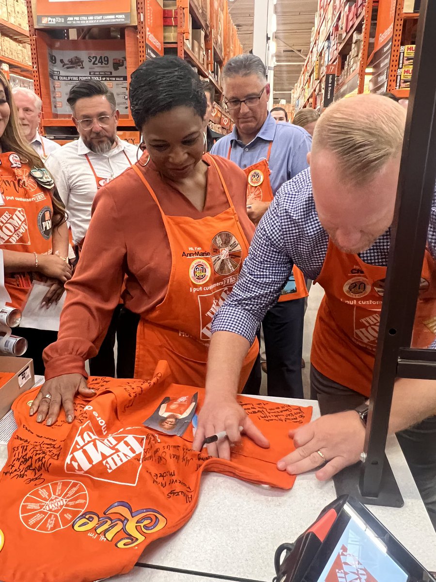 Thank you to all the stores who sent people to help cover our store so we could go say our goodbyes to our friend, Big Sue. I also want to thank @AMCTHD @chrisberghd @SteveKnottPN @Alvarez2Joe and the whole team for signing her apron that meant so much to her.