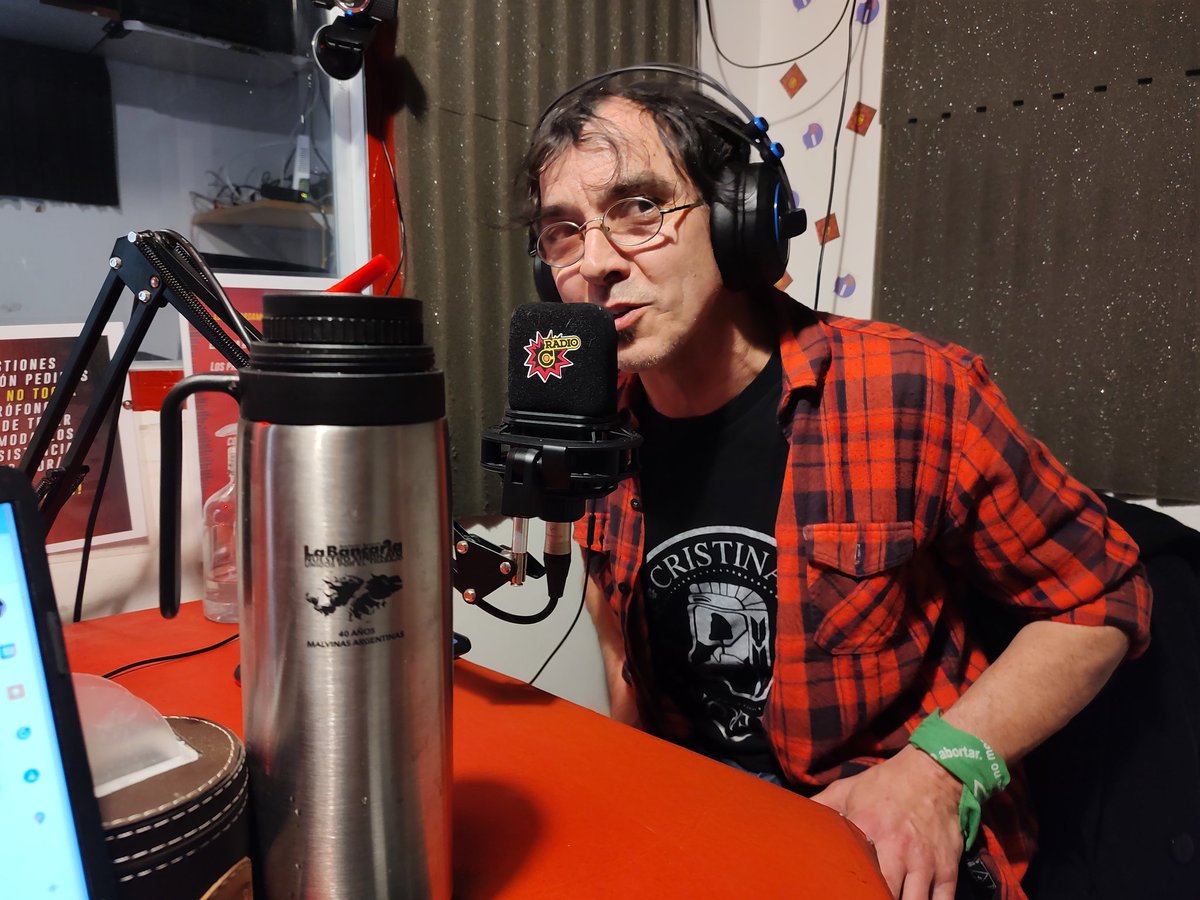 #FilosofíaRock recibiendo la segunda mitad del 2022 con risas, rock y revolución en <a href="/CaputRadio/">Radio Caput</a> 💥