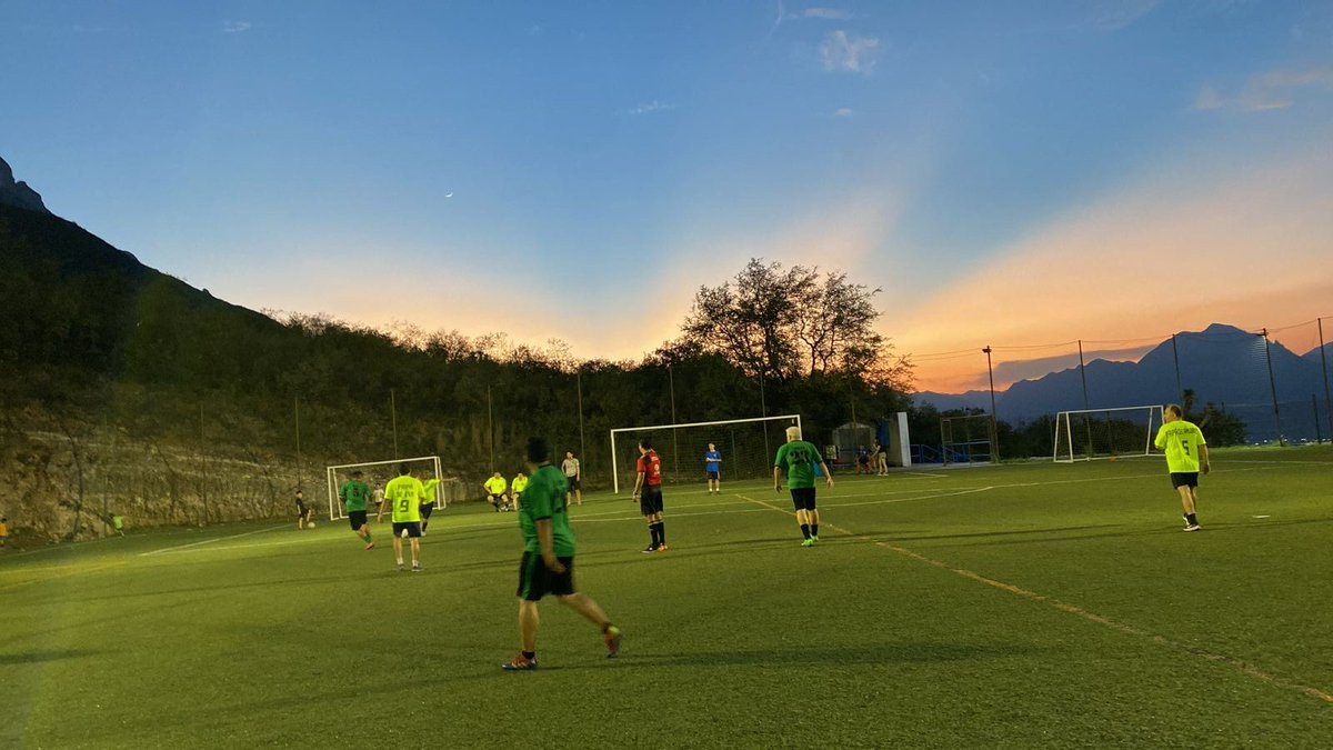 SpectrosDeMal's tweet photo. Regresó el equipo de ultratumba a las canchas del colegio Kilimanjaro https://t.co/FmXesAiFAo