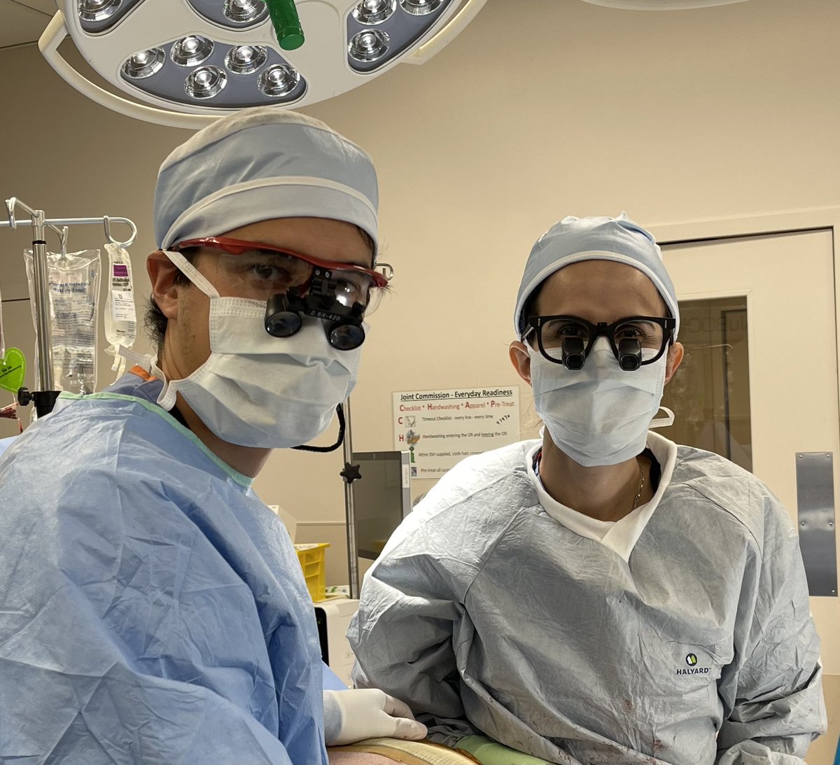 ✅ 1st day of PGY-2
✅ 1st day operating with @TFaggionVinholo! Been following her footsteps all intern year!!
✅ 1st aorto-bifem
❌ knowing how to “smize” 
#BrighamTrained
@southshorehosp @BrighamThoracic