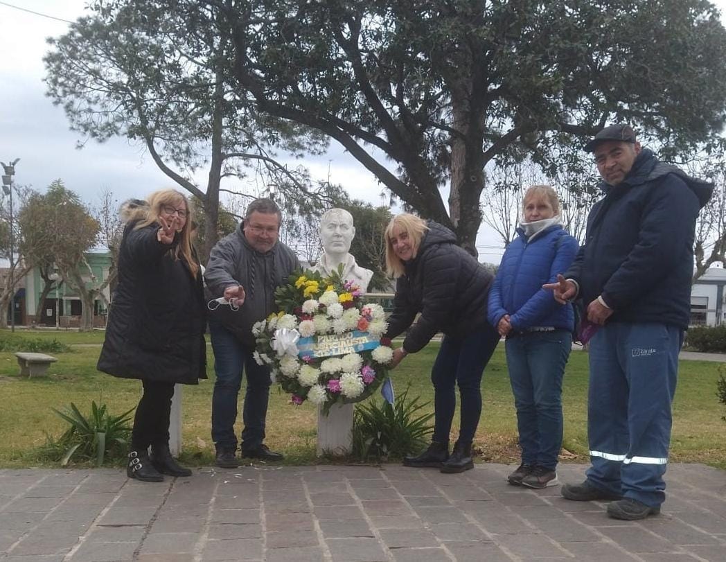 ZaratePJOficial's tweet photo. En la tarde de hoy junto a nuestras compañeras y nuestros compañeros de Lima homenajeamos a nuestro líder en el 48 aniversario de su paso a la inmortalidad.
#PeronVive
#PJZárateOficial
#PJLima
#FrenteDeTodos https://t.co/PbU74trZWw