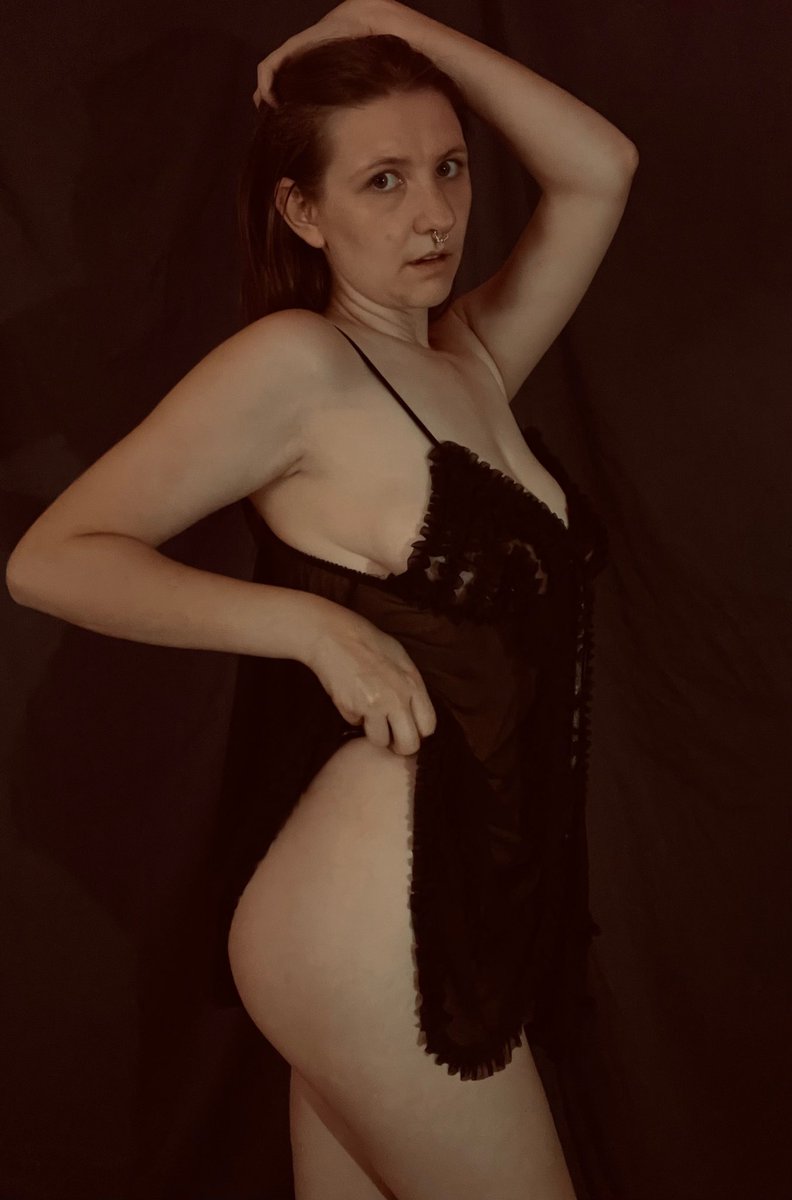 LisaLovelynsfw's tweet photo. What are your weekend plans??
#realwomanbody #bodypositivity #itstheweekendbitches #feelinglonely #boudoirshoot #feelingclassy https://t.co/nG5VqPlLWx