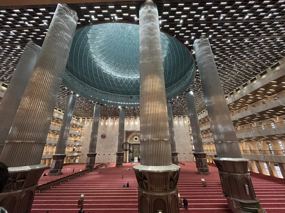 TanenbaumCenter's tweet image. Visit to Istiqlal in Indonesia with @GerisNet colleagues! It can fit 200,000 people! The 45m dome represents 1945, the year of Indonesian independence. Gracious thanks to Istiqlal for welcoming us. #GERISIndonesia #3000Conversations