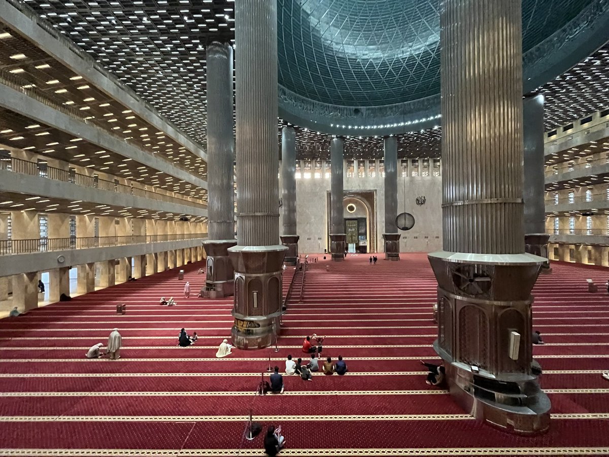 TanenbaumCenter's tweet image. Visit to Istiqlal in Indonesia with @GerisNet colleagues! It can fit 200,000 people! The 45m dome represents 1945, the year of Indonesian independence. Gracious thanks to Istiqlal for welcoming us. #GERISIndonesia #3000Conversations