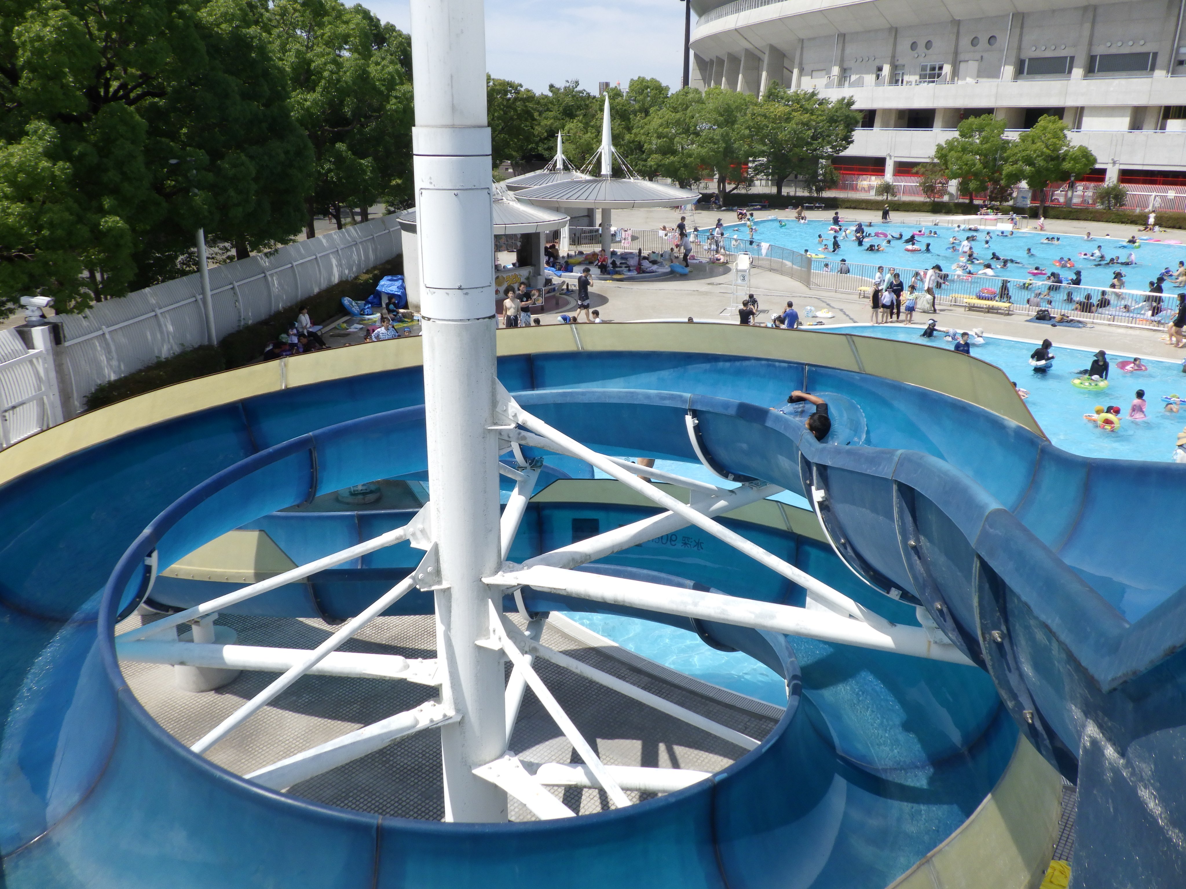 長居プール 屋外プールオープンまであと３日 ７月５日 火 から営業です ウォータースライダーの利用は １２０ｃｍ以上の方に限ります 予めご了承ください 来館の際はマスク着用でお願いします T Co 0ibbfbcl2k Twitter