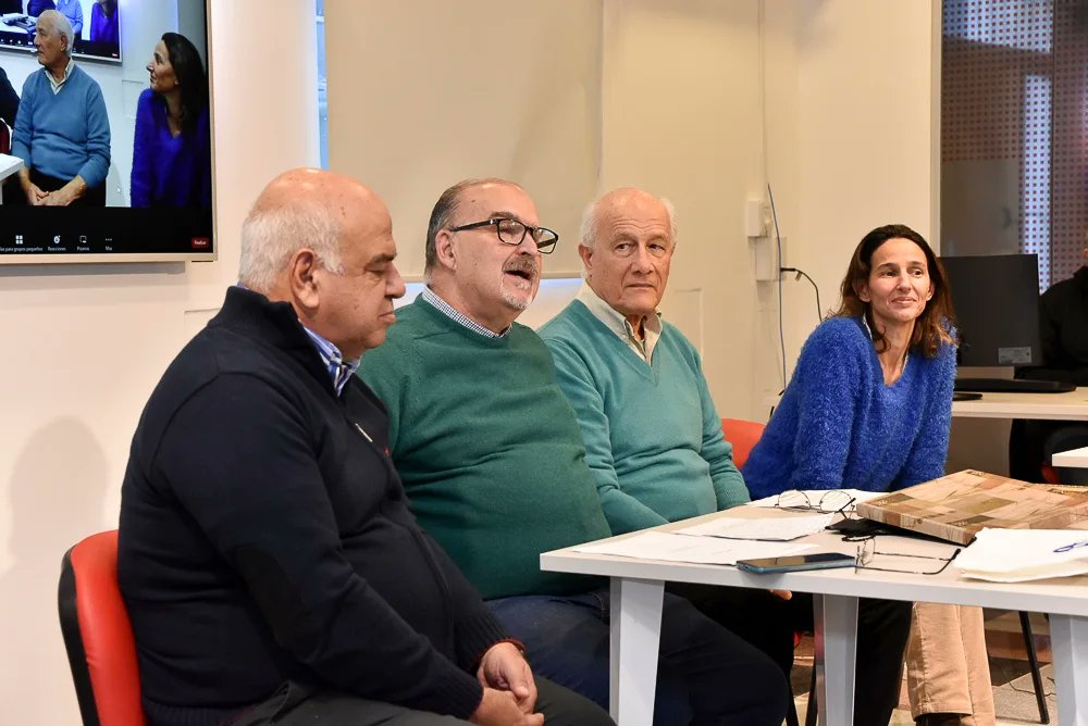 FIQUNL's tweet photo. Compartimos imágenes del primer 👥️️ encuentro 2022 del Ciclo: Ingeniería y Desarrollo.
Es organizado por #FIQUNL y la #ASIQ, y tuvo como protagonistas 👩‍🏫🧑‍🏫 al Ing. Luis José Fernandez, el Ing. Enzo Zamboni, la Dra. Gabriela de la Puente, y el Ing. Julio Penno. https://t.co/kzfszz9Rh9