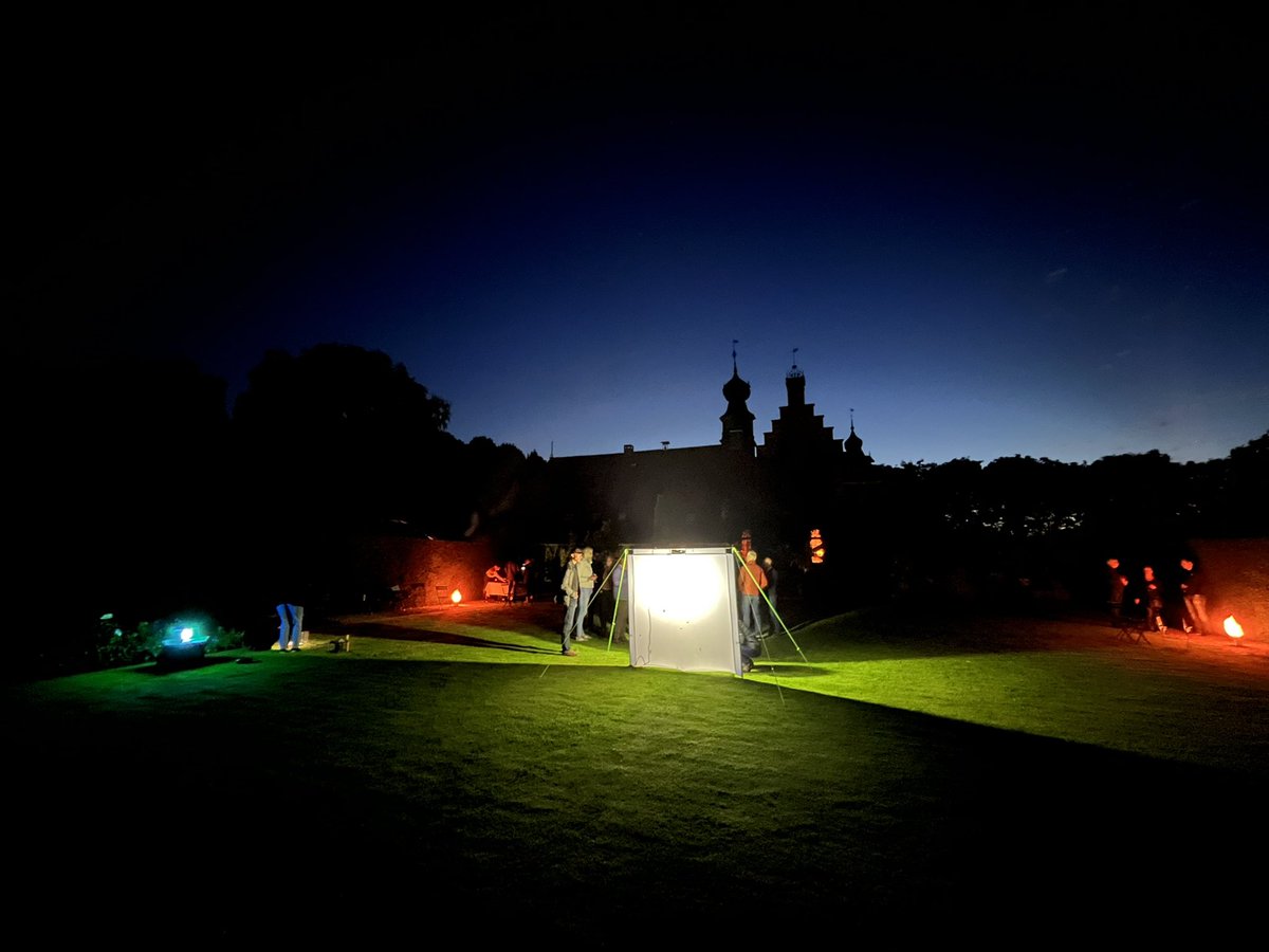 attjemeekma's tweet photo. Wat een bijzondere plek voor de #nachtvlindernacht: in de tuin van het Poptaslot in Marsum.
Gastvrij ontvangen en ook een paar (voor mij) onbekende soorten gezien🤩
#melde_vlinder
#drietand/#psi_uil https://t.co/2tDkufrc0e
