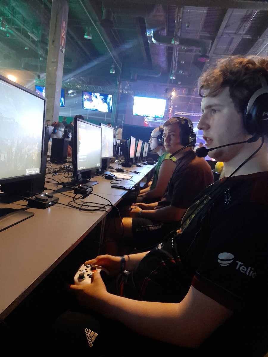 Day 1 is over! It's been a great day and was amazing to see so many enthusiastic EU Halo players in one place. 

Its a shame that our player <a href="/LewisWaknell/">Patotally</a> didn't get more dubs but there was some close matches with that team!

@DeimosHCS 
@xBradMQ 
<a href="/velshu/">Velshu</a> 

#HCSValencia22