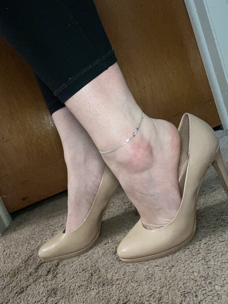fetishcontent's tweet photo. Who doesn’t love a nude heel🤤 #FeetFridays https://t.co/AF5gRVI8VZ