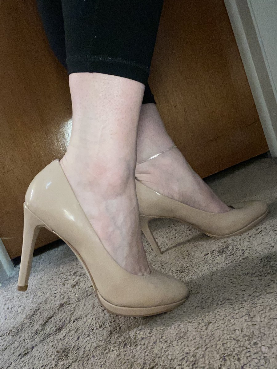 fetishcontent's tweet photo. Who doesn’t love a nude heel🤤 #FeetFridays https://t.co/AF5gRVI8VZ