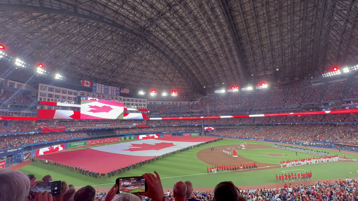 Mithocats's tweet photo. Canada dayにブルージェイズ観戦。曇りだったけど途中から屋根開いて気持ちよかった！ https://t.co/kBPdH9C80c