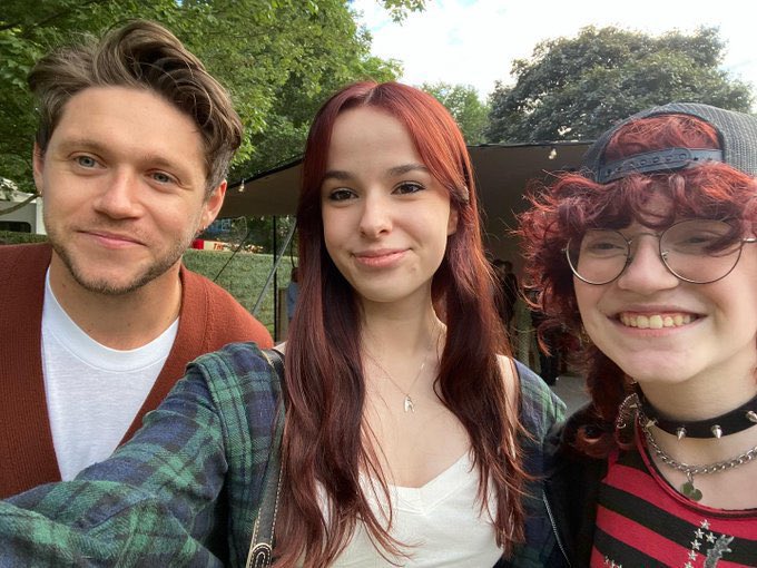 (4) Niall hoy con fans en el festival ❤

© d0ctord0ctor