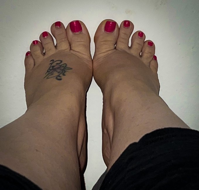 Fresh Pedi tomorrow, should I redo the Hot Pink or what color should i try next?!? #feet #toeslagenaffaire<a href="/tag/feet"class="tags"><span>#feet</span></a><a href="/tag/brat"class="tags"><span>#brat</span></a><a href="/tag/loveisland"class="tags"><span>#loveisland</span></a><a href="/tag/findomgoddess"class="tags"><span>#findomgoddess</span></a><a href="/tag/toeslagenaffaire"class="tags"><span>#toeslagenaffaire</span></a>