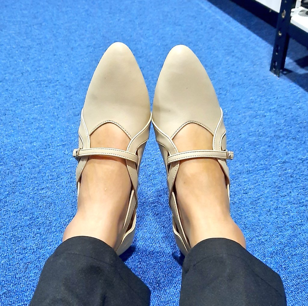 lavviolla's tweet photo. ♧ athena flatshoes, ada size sampe 43 jadi yg kakinya lebar kaya aku aman2 aja (naikin 1 size), bahannya artificial leather tebel tapi lembut dan ga kaku, ada banyak warna.
📎 https://t.co/Q1Y0Iq4gx8 (warna ini lagi habis) https://t.co/o53k7S2zCj